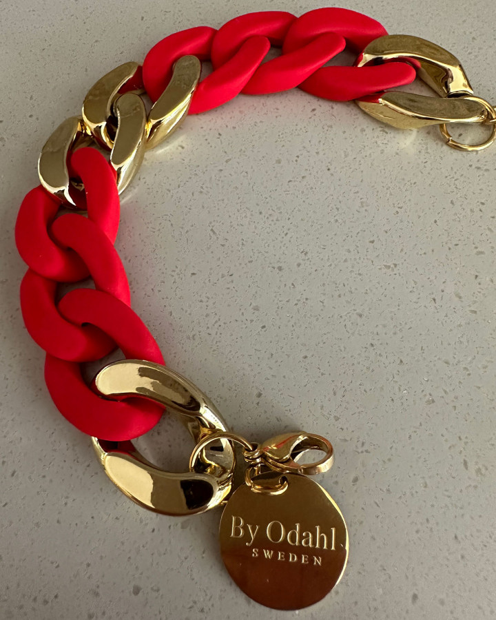 Armband röd/guld kedja från By Odahl